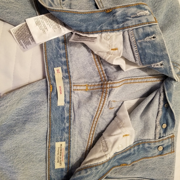 Levi’s Wedgie Straight Ankle Distressed Jeans - Picture 4 of 12
